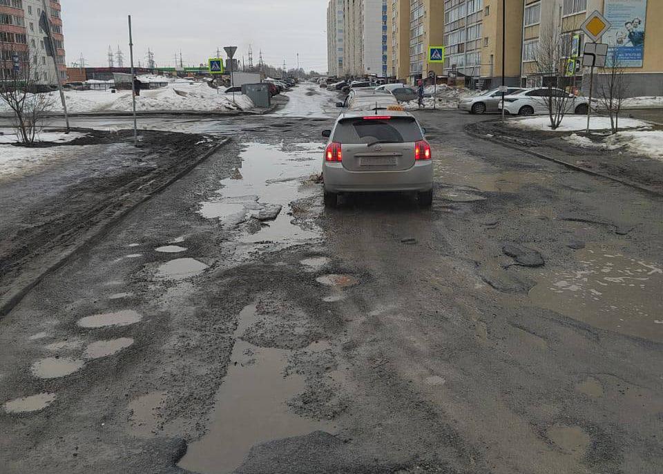 Фото Огромные ямы и реки на дорогах: с приходом весны в Новосибирске «растаял асфальт» – фотофакт 4